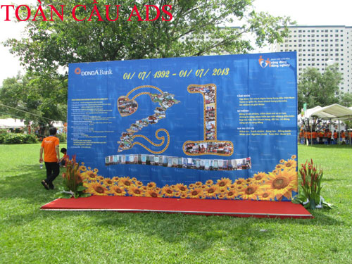 thi cong backdrop gia re mau 04